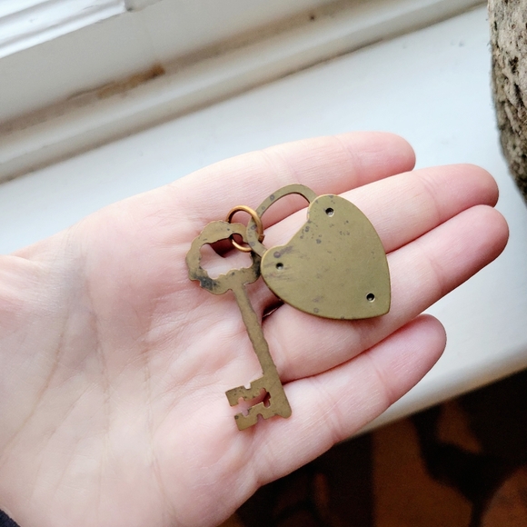 Vintage Bronze Skeleton Key Lock Padlock Pendant - Picture 5 of 5